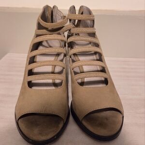Eileen Fisher Women Tan Strappy James Sandal Heels. Size 8 Preppy